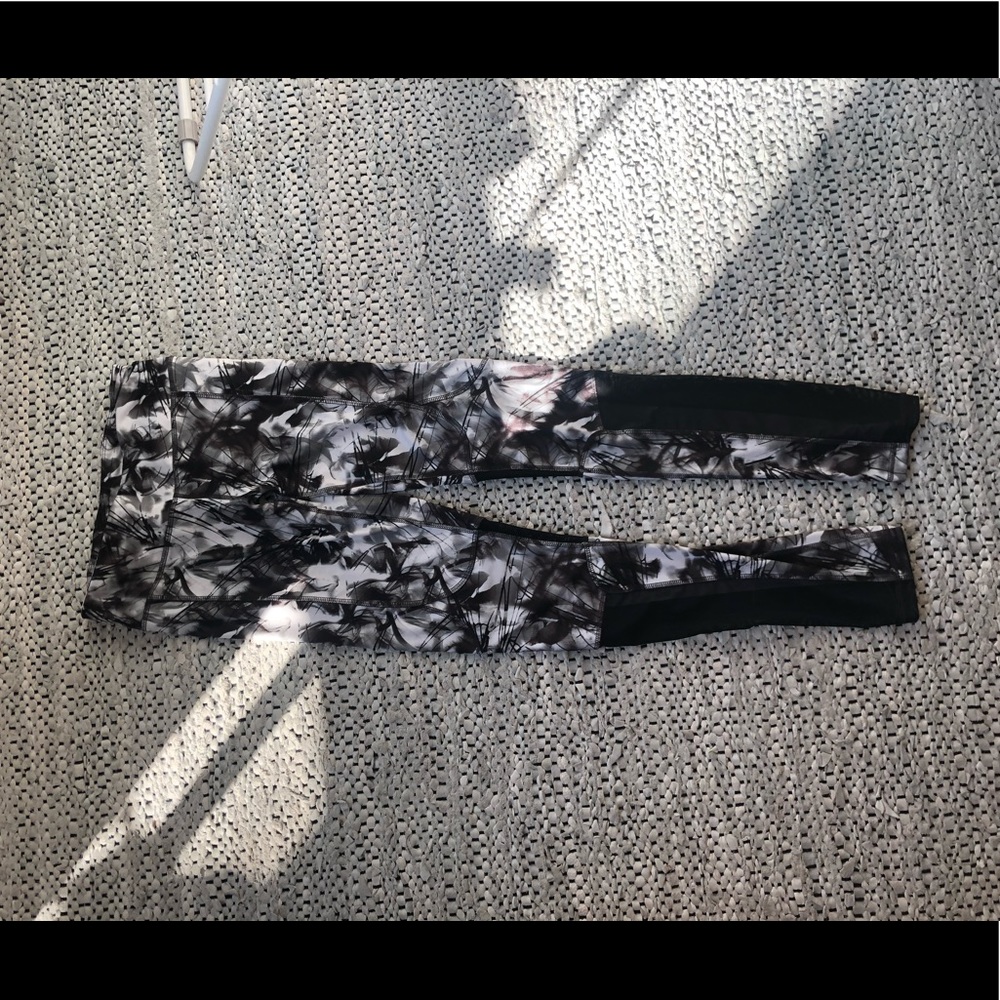 Patterned mesh workout leggings